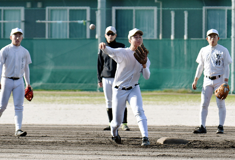 守備練習に励む米子東の選手たち＝鳥取県米子市勝田町の同校で、園部仁史撮影