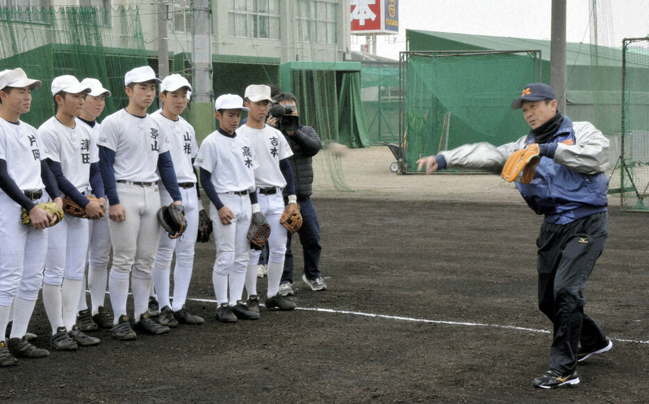 キャッチボールで注意するポイントについて指導する川相昌弘さん（右）＝岡山市北区の岡山南高校で2019年3月12日午前10時16分、高橋祐貴撮影