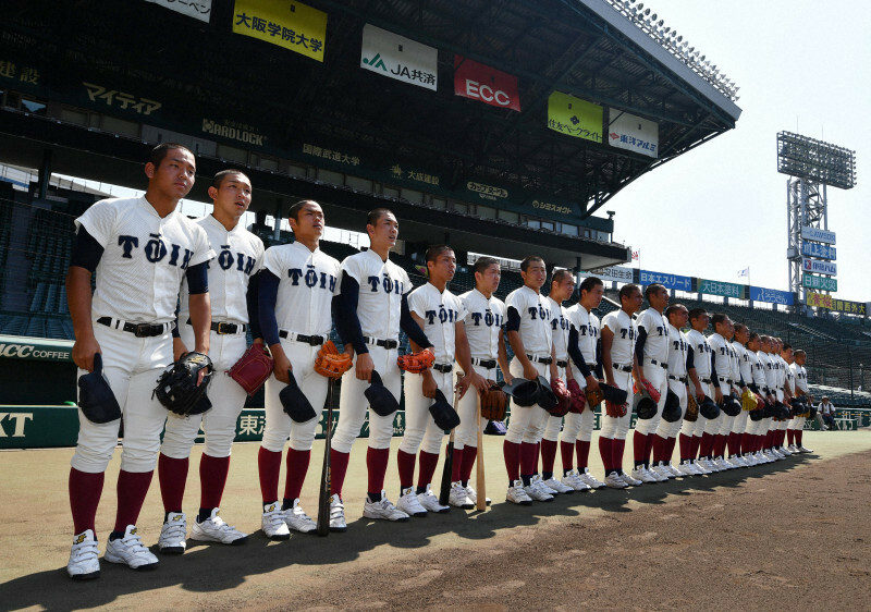 昨夏の甲子園で整列する大阪桐蔭の選手たち。体にぴったりとしたユニホームを着こなし、他校から「強そうに見える」といった声が上がる＝阪神甲子園球場で2018年8月2日、猪飼健史撮影