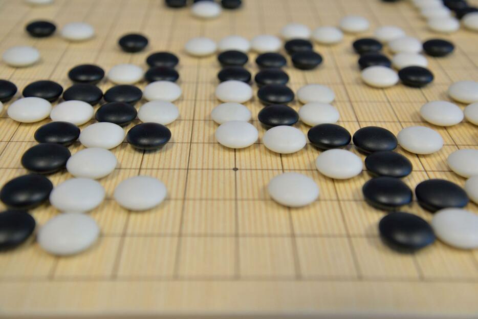 チェス、将棋に続いて囲碁の世界でもAIがトッププロを打ち負かすようになった（写真:アフロ）