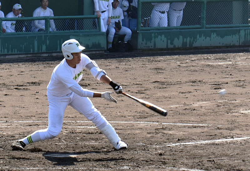 作陽との練習試合で、うまく球に合わせて適時打を放つ米子東の主砲・福島悠高選手＝岡山県津山市の市営球場で、園部仁史撮影