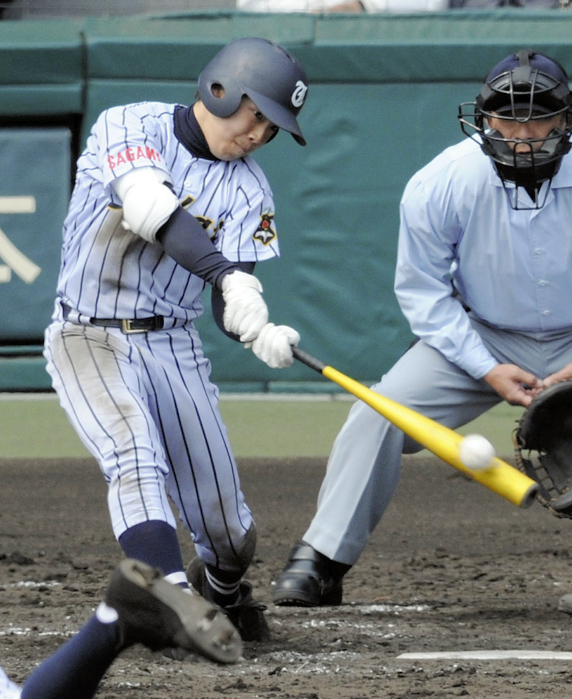 七回、東海大相模の菅野剛士外野手が右中間に本塁打を放つ＝２０１１年４月３日、貝塚太一撮影