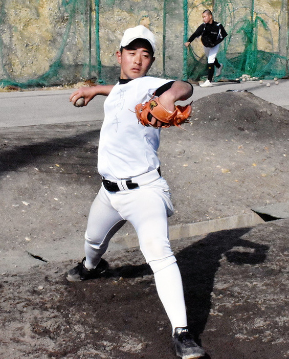 津田学園の高手亮佑投手＝三重県桑名市の同校で、谷口豪撮影