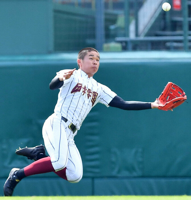 【習志野－日章学園】七回表に大きな当たりを好捕した日章学園の平野大和選手＝阪神甲子園球場で2019年3月24日、徳野仁子撮影