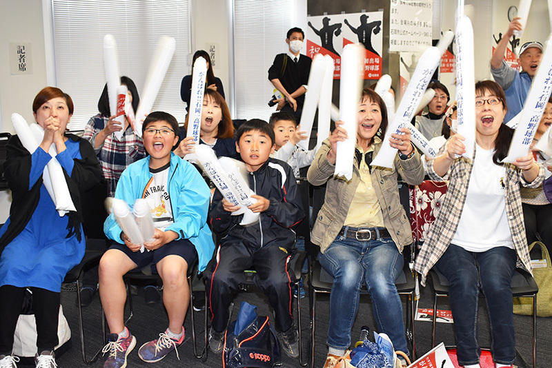 茨城県石岡市役所のパブリックビューイング会場で石岡一に声援を送る市民ら＝庭木茂視撮影