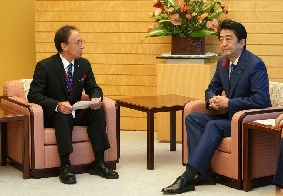 [写真] 昨年10月、知事就任後に安倍首相を訪問した玉城知事。辺野古への基地移設に反対する考えを伝えた（代表撮影/ロイター/アフロ）