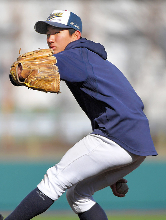 練習する山梨学院の佐藤裕士投手＝甲府市の山梨学院砂田球場で、手塚耕一郎撮影