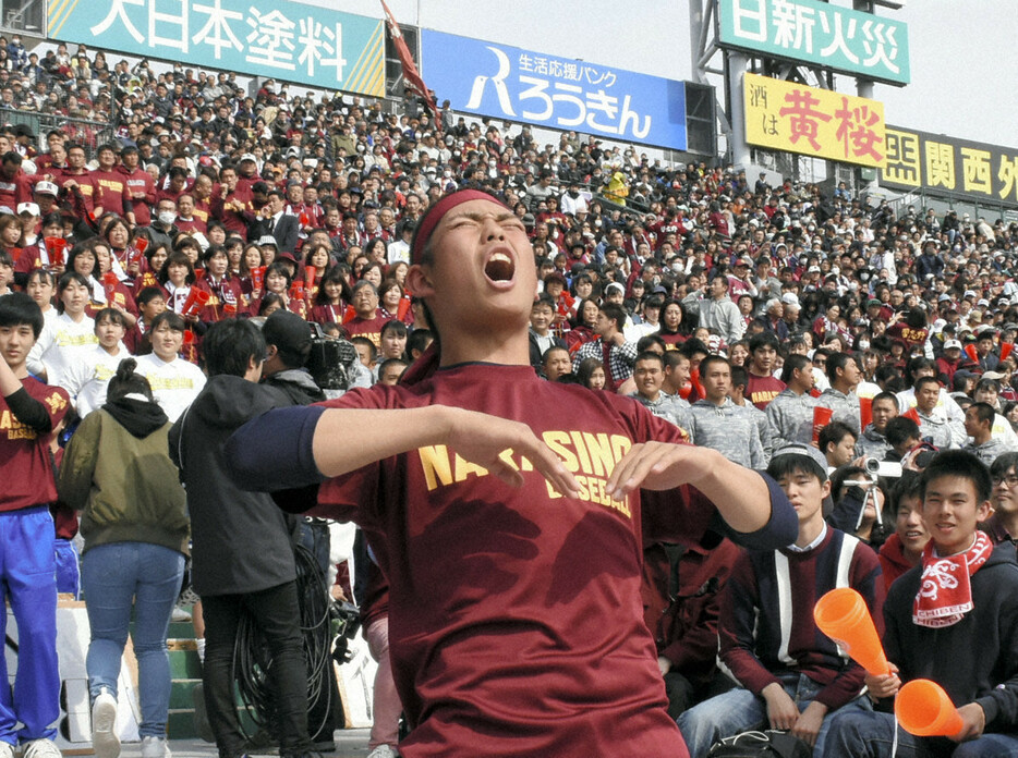 2回戦の星稜戦の開始前にエール交換をする中田さん＝兵庫県西宮市の阪神甲子園球場で2019年3月28日、秋丸生帆撮影