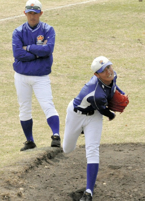 林和成監督（左）が見守る中、投球練習する星稜の奥川恭伸投手＝大阪府豊中市の豊中ローズ球場で2109年3月27日午後1時51分、岩壁峻撮影