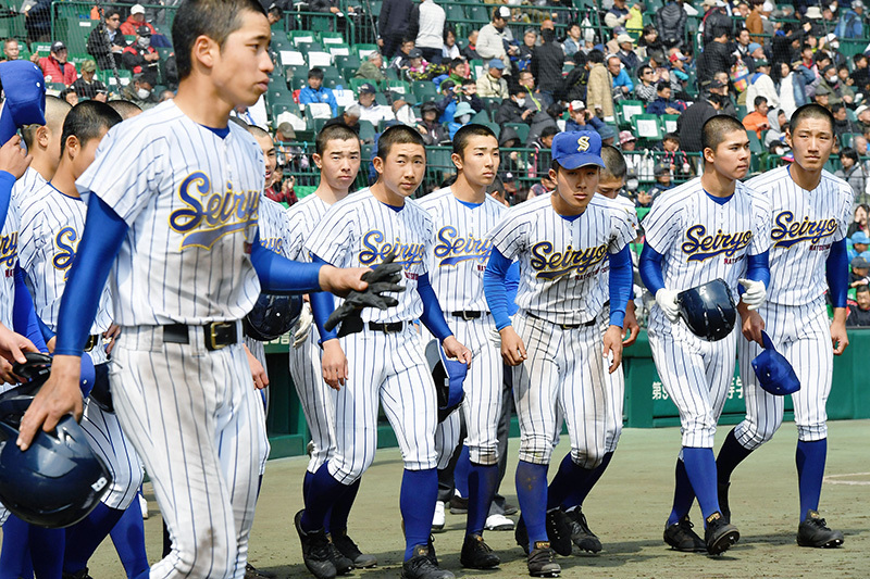 大分に敗れ、スタンドへあいさつに向かう松山聖陵の選手たち＝阪神甲子園球場で、山田尚弘撮影