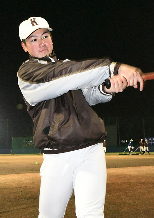 打撃強化に力を注ぐ山田裕也内野手＝東京都多摩市で、川村咲平撮影