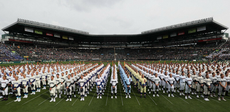 開会式で大会旗を見上げる選手たち＝阪神甲子園球場で2019年3月23日、幾島健太郎撮影