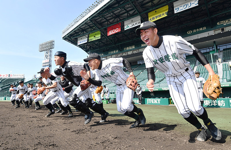グラウンドに駆け出す津田学園の選手たち＝阪神甲子園球場で、猪飼健史撮影