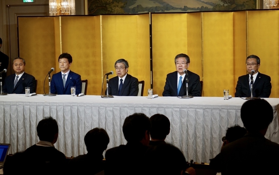 ［写真］小西禎一氏の出馬表明会見には多くの報道陣が詰めかけた＝11日午後5時すぎ、大阪市内で