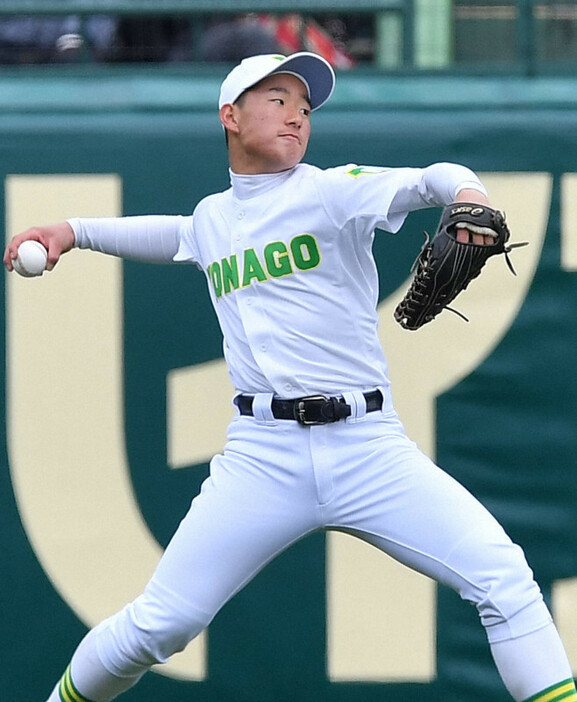 【米子東－札幌大谷】左翼の守備に就く米子東の本多翔選手＝阪神甲子園球場で2019年3月24日、徳野仁子撮影