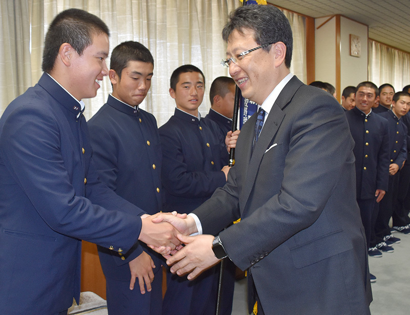 大西熊本市長と握手を交わす熊本西の選手たち＝熊本市中央区で、城島勇人撮影