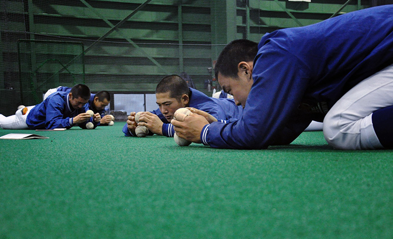 ボールを縦に積み上げる星稜の選手たち。集中力を磨くトレーニングの一環だという＝金沢市の同校で、岩壁峻撮影