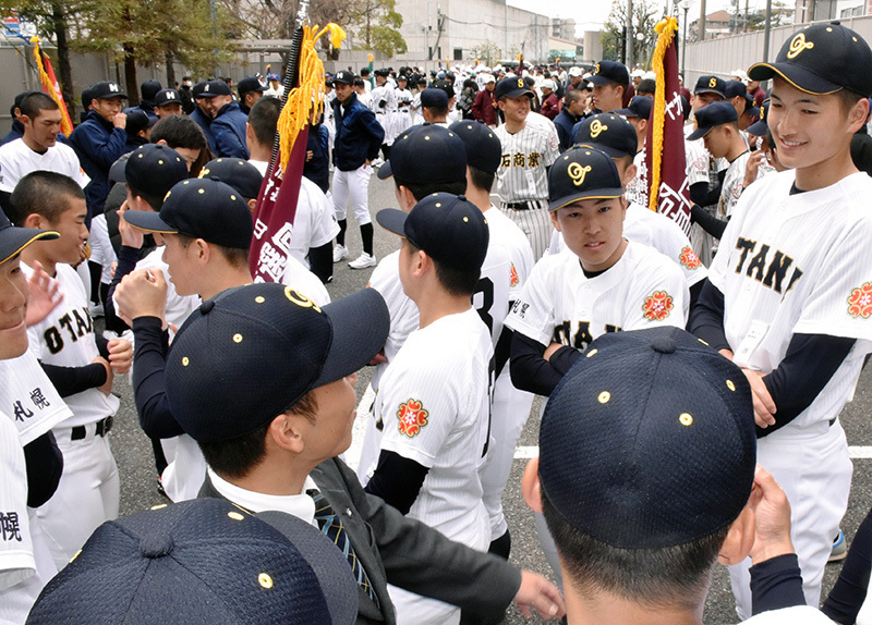 リハーサルが終わり、談笑する札幌大谷の選手たち＝阪神甲子園球場で、土谷純一撮影