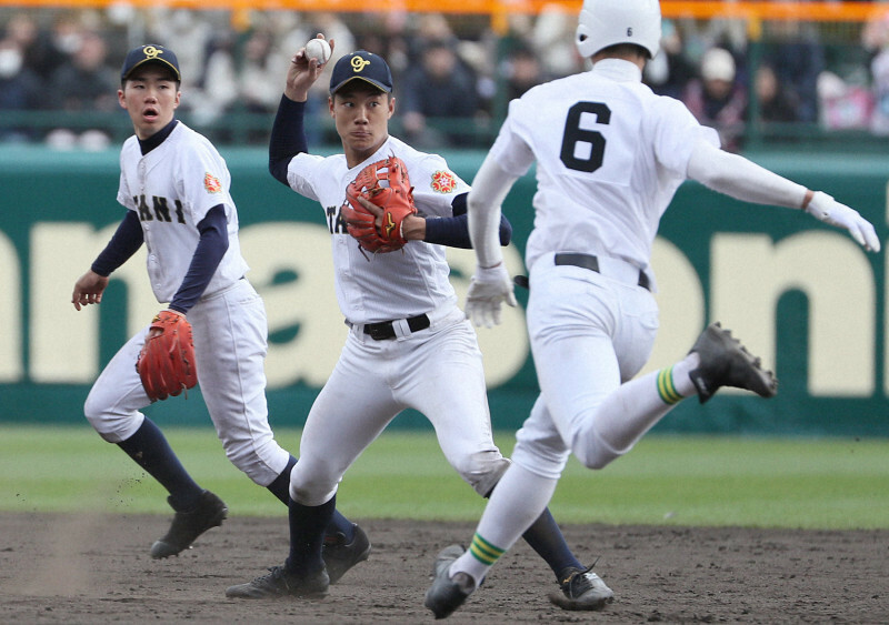 【米子東－札幌大谷】五回表米子東1死一、二塁、山内を二ゴロ併殺に仕留める札幌大谷の二塁手・釜萢（左）と遊撃手・北本（走者・岡本）＝阪神甲子園球場で2019年3月24日、幾島健太郎撮影