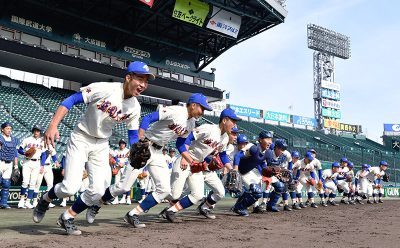グラウンドに駆け出す盛岡大付の選手たち＝阪神甲子園球場で、猪飼健史撮影