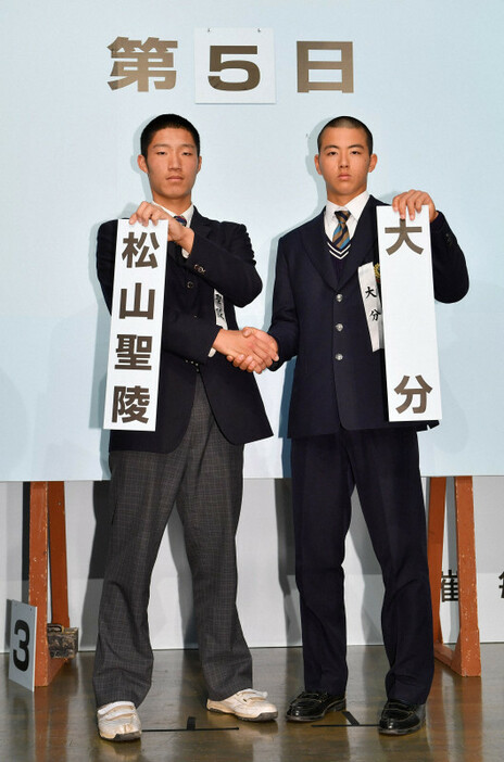 対戦が決まった松山聖陵の根本大蓮主将（左）と大分の足立駿主将＝大阪市北区の毎日新聞大阪本社オーバルホールで2019年3月15日、山田尚弘撮影