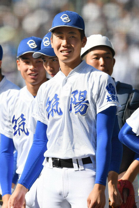 【福知山成美－筑陽学園】ベンチ前で笑顔を見せる筑陽学園の西舘昂汰投手＝阪神甲子園球場で2019年3月26日、徳野仁子撮影