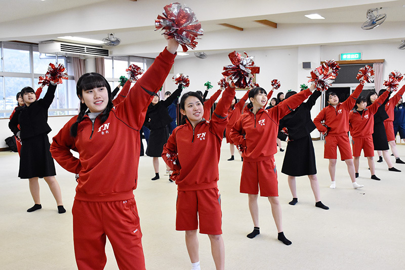 センバツに向けてダンス練習に励む富岡西の生徒たち＝徳島県阿南市富岡町小山の同校で、岩本桜撮影