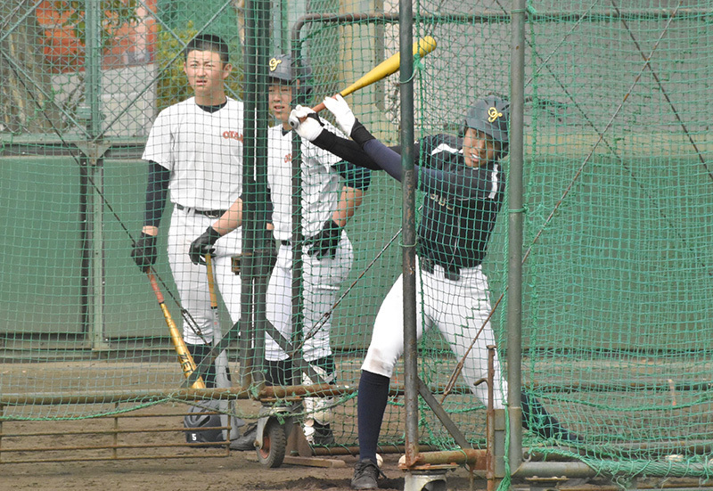 打撃練習をする札幌大谷の選手ら＝兵庫県西宮市で、土谷純一撮影