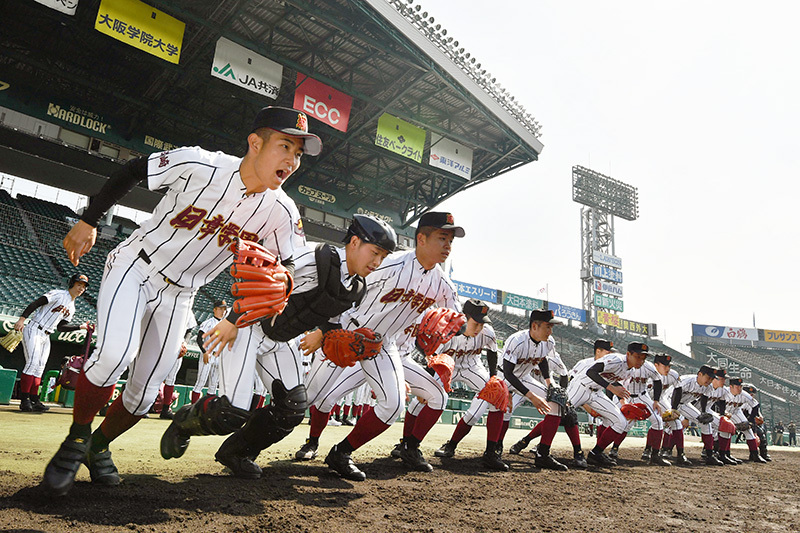 グラウンドに駆け出す日章学園の選手たち＝阪神甲子園球場で、猪飼健史撮影