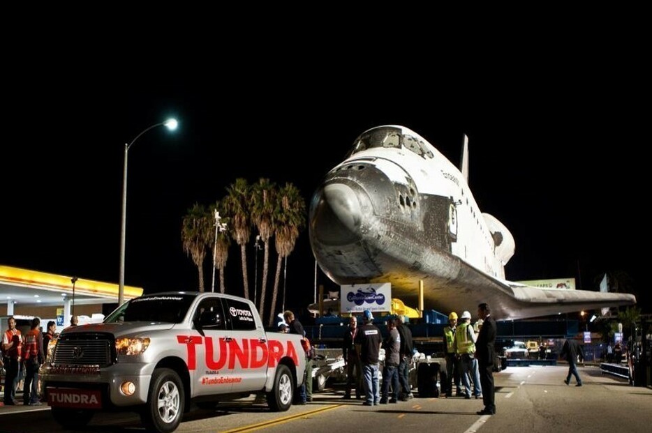 [画像]トヨタが宇宙との接点を持つきっかけとなった2012年のスペースシャトル・エンデバー号の陸送。強度問題で重機が引けない橋の上をトヨタのピックアップトラック・タンドラが代行した（提供：トヨタ自動車）