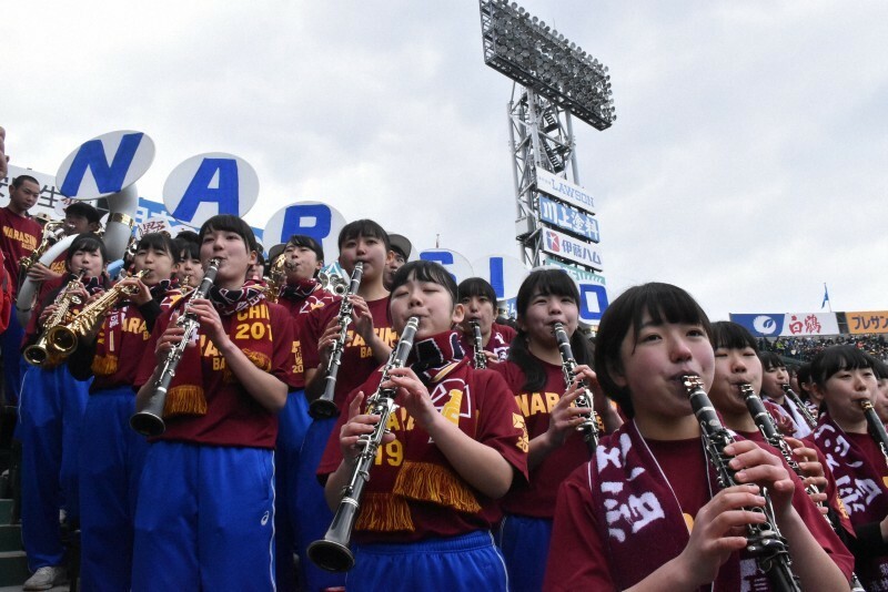 日章学園戦で新曲「ビューティフル・スマイル」を演奏する習志野高校吹奏部＝兵庫県西宮市の阪神甲子園球場で2019年3月24日