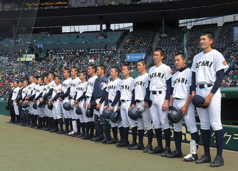 明豊に敗れ、ベンチ前に整列する札幌大谷の選手たち＝阪神甲子園球場で、徳野仁子撮影