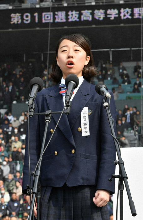 国歌を独唱する菅谷茉友さん＝阪神甲子園球場で2019年3月23日、山田尚弘撮影