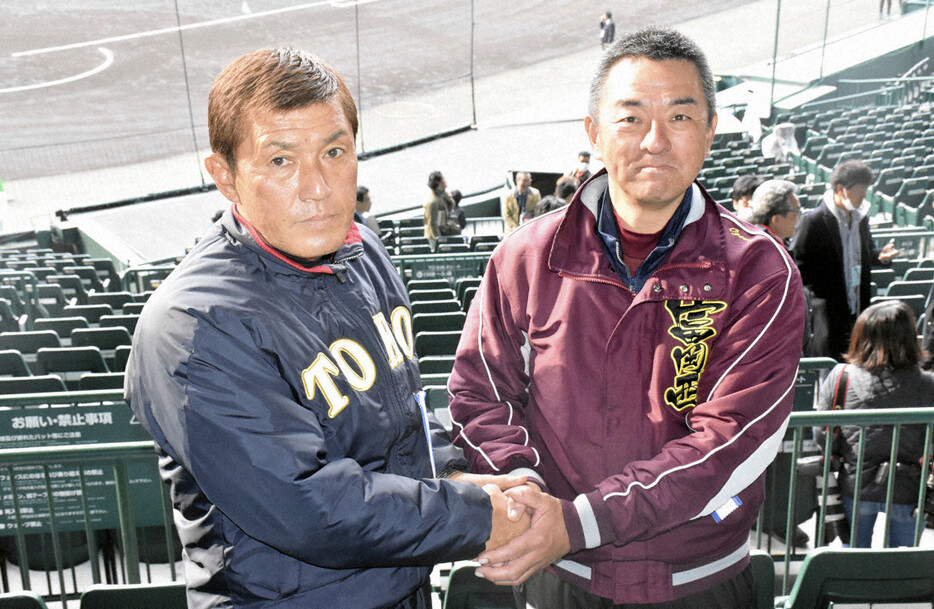 健闘を誓い合う東邦・森田泰弘監督（左）と富岡西・小川浩監督＝兵庫県西宮市の阪神甲子園球場で、岩本桜撮影