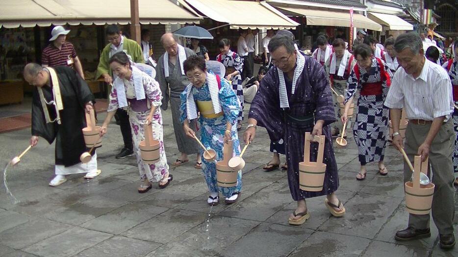 [写真]善光寺仲見世で「打ち水大作戦」