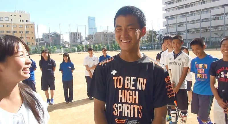 [写真]街なかの学校は校庭は狭いが工夫して頑張るホッケー部。後方にはあべのハルカス、警察病院がみえる＝大阪市天王寺区で（撮影：柳曽文隆）