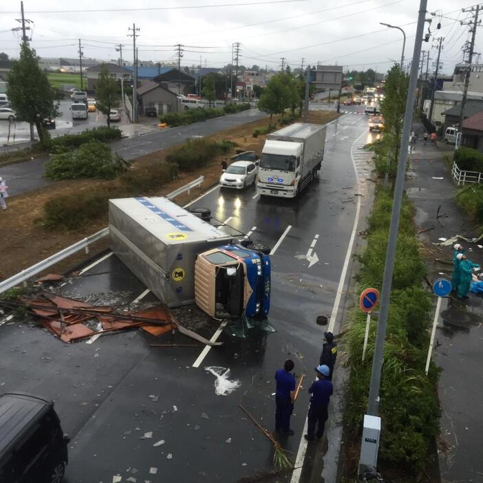 突風により横転したトラック（7日午後6時すぎ、愛知県豊橋市で＝東日新聞提供）