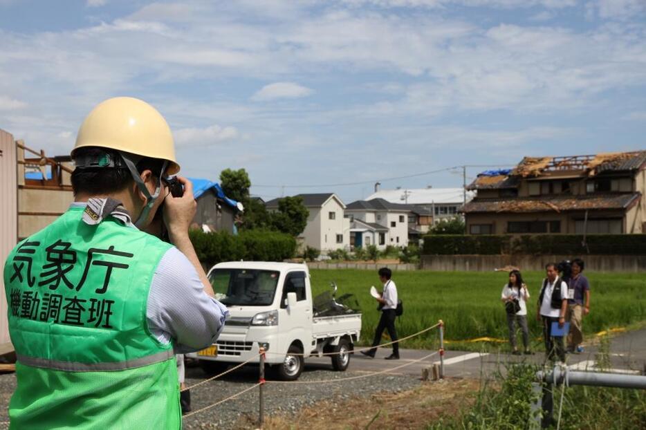 被害の様子を調査し記録する名古屋地方気象台の職員（8日、愛知県豊橋市で）