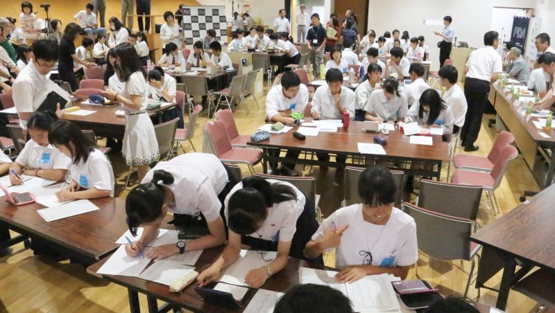 [写真]多くの学生がディベートに備え準備を行う様子=26日午後、大阪市淀川区の北野高校・六稜会館で（撮影：柳曽文隆）