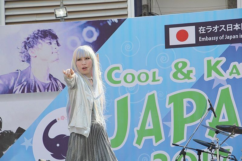 [写真]今年の春、在ラオス日本国大使館主催のイベント「Cool＆KAWAII JAPAN2017」で新曲を披露した際の麻倉ケイト