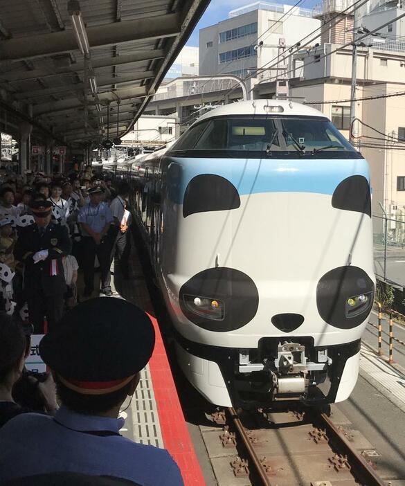 ［写真］パンダくろしおの登場で天王寺駅は多くの人でにぎわいをみせた＝5日午前8時50分ごろ、大阪市天王寺区で（撮影：柳曽文隆、映像報告：岡本ゆか）