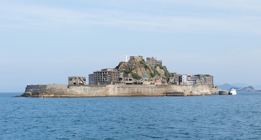 かつては海底の炭鉱開発で賑わった「軍艦島」（写真：アフロ）