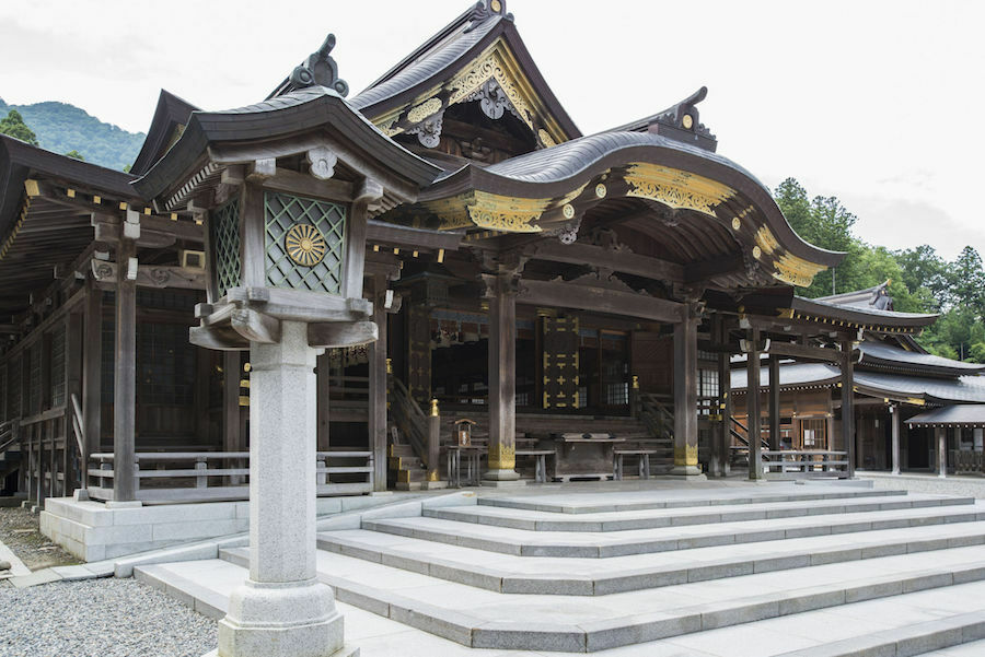 石油業界の幹部も参拝に訪れる新潟県の弥彦神社（写真:アフロ）