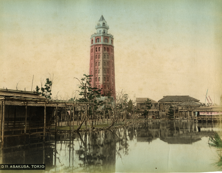 1890年には東京・浅草の凌雲閣にあったエレベーターの動力として電気が送られた(提供：MeijiShowa.com/アフロ)