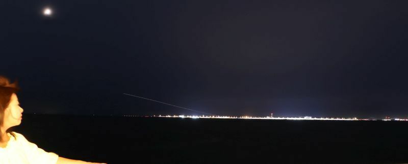 [写真]「四季の泉」から関西国際空港方面を眺める。ちょうど飛行機が飛び立つところだった＝大阪府泉佐野市で（撮影：柳曽文隆）