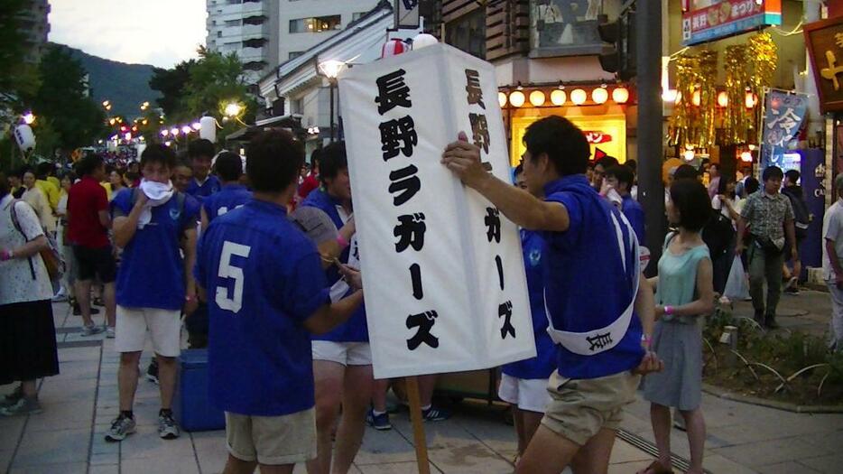 [写真]休憩する社会人ラグビーのグループ