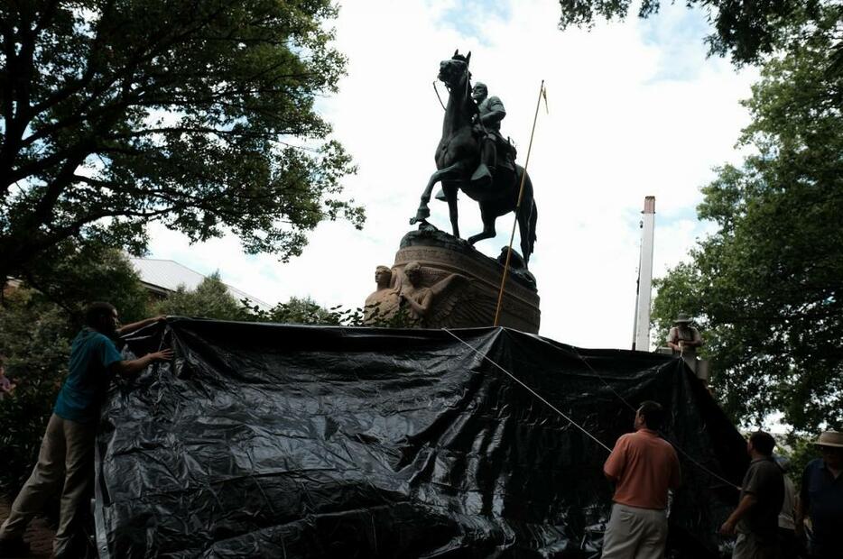 [写真]シャーロッツビルでの衝突事件を受け、アメリカ各地で南軍の将軍銅像などの撤去の動きが広がっている（ロイター/アフロ）