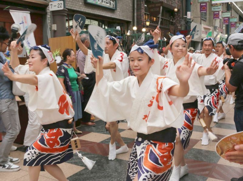 [写真]日本一長い天神橋筋商店街に響く「阿波おどり」のリズム=20日午後3時すぎ、大阪市北区で（撮影：柳曽文隆）