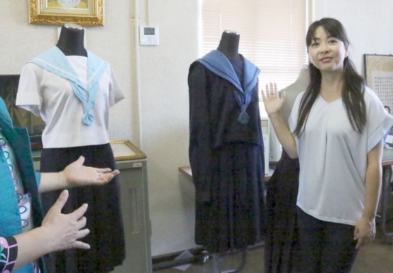 [写真]歴史と伝統のある夕陽丘高校の女子生徒の制服。この制服に憧れ受験した人もいるそうだ。ちなみに現在は私服でもOKだそうだ