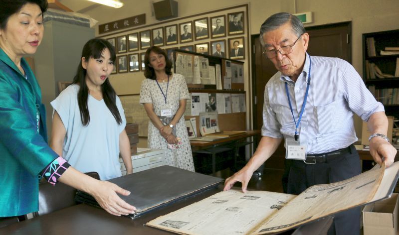 [写真]古い新聞もきれいに保存されている。右が森さん、中央の女性は畑中さん=大阪市天王寺区で（撮影：柳曽文隆）